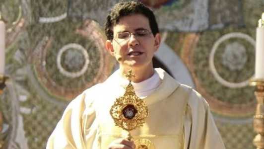 Padre Reginaldo Manzotti está internado após cirurgia na coluna