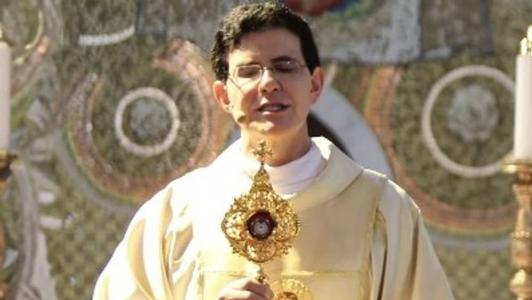 Padre Reginaldo Manzotti está internado após cirurgia na coluna