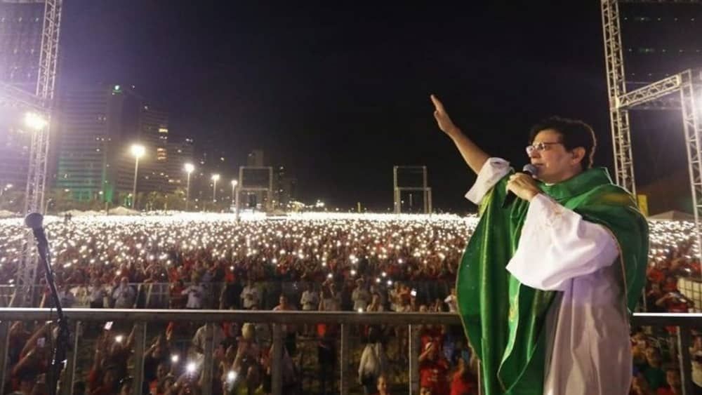 Veja quem é o padre Reginaldo Manzotti, internado após complicações de cirurgia na coluna