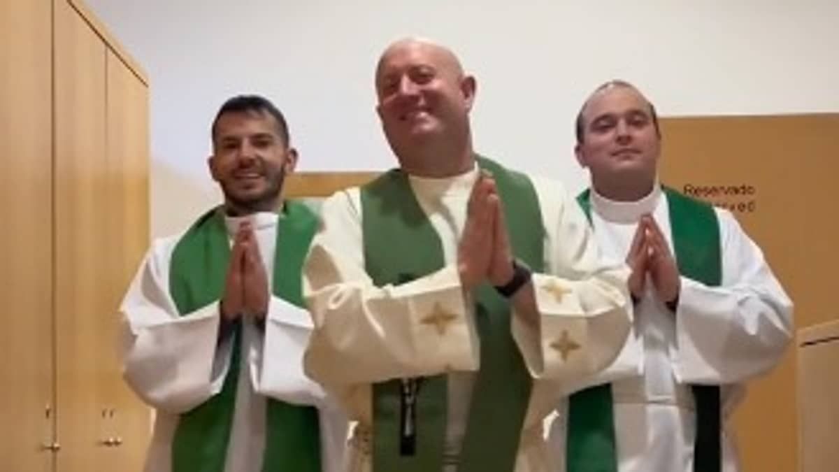 Dia do Padre: padres viralizam com missa bem-humorada e dancinhas no Tiktok