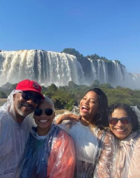 Na foto, Juliana Marins aparece com o pai, Manoel Marins, Mariana (irmã) e a mãe Estela Marins.