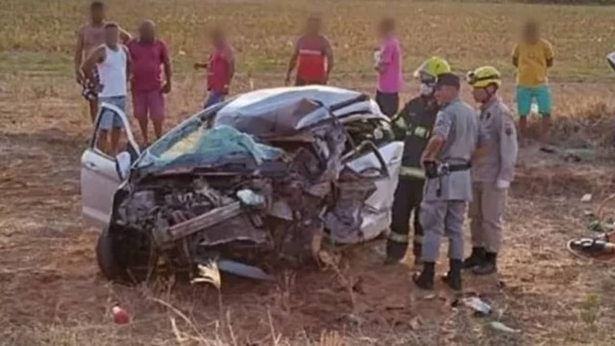Pai e filha morrem após carro bater de frente com caminhão; bebê de 2 anos sobrevive