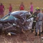 Pai e filha morrem após carro bater de frente com caminhão; bebê de 2 anos sobrevive