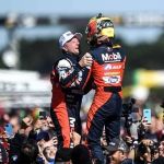 Rubens Barrichello se emociona com primeira vitória do filho pela Stock Car; veja vídeo