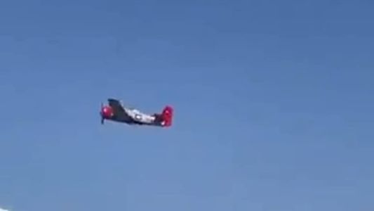 Pai e filho que estavam no avião morreram no local; carro foi atingido e quatro pessoas ficaram feridas