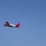Vídeo: avião cai durante manobras arriscadas em show aéreo e mata pai e filho na Hungria