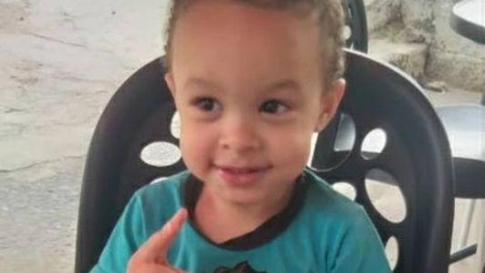 Pai e madrasta da criança haviam sido presos em flagrante