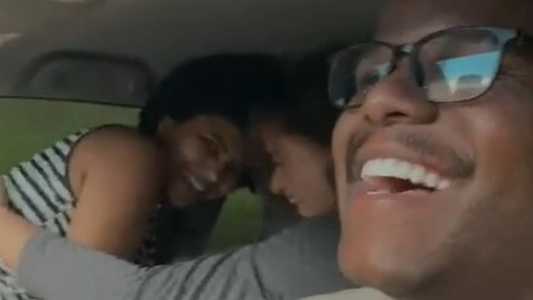 Pai gravou o momento em que Elisa nasce no banco de trás do carro