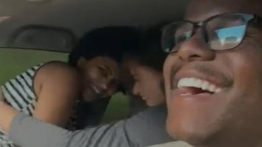 Pai gravou o momento em que Elisa nasce no banco de trás do carro