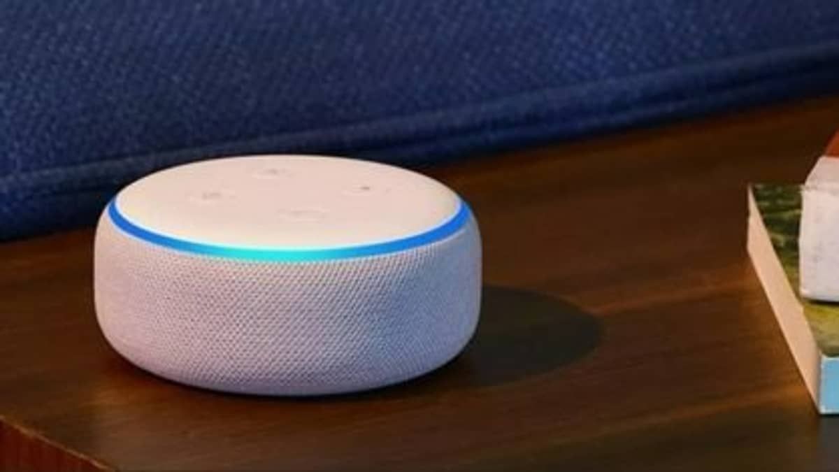 Homem perde a guarda da filha de 5 anos após deixar Alexa como 'babá' enquanto ia ao bar