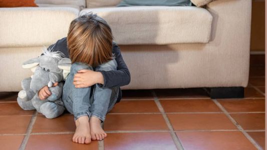 Pai prende filho de três anos para dar uma lição na criança após ela fazer coco nas calças