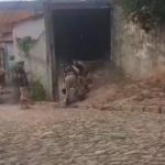 Vídeo mostra filho que matou o pai com golpes de enxada sendo preso em Minas
