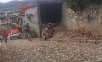 Filho é preso logo após o crime