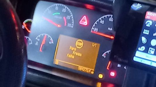 Painel do ônibus alerta para a falha nos freios