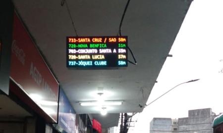 Painel do tempo de espera dos ônibus instalado em ponto na Av. Getúlio Vargas