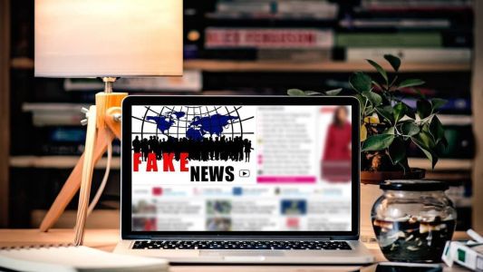 País busca orientar jovens para que identifiquem fake news