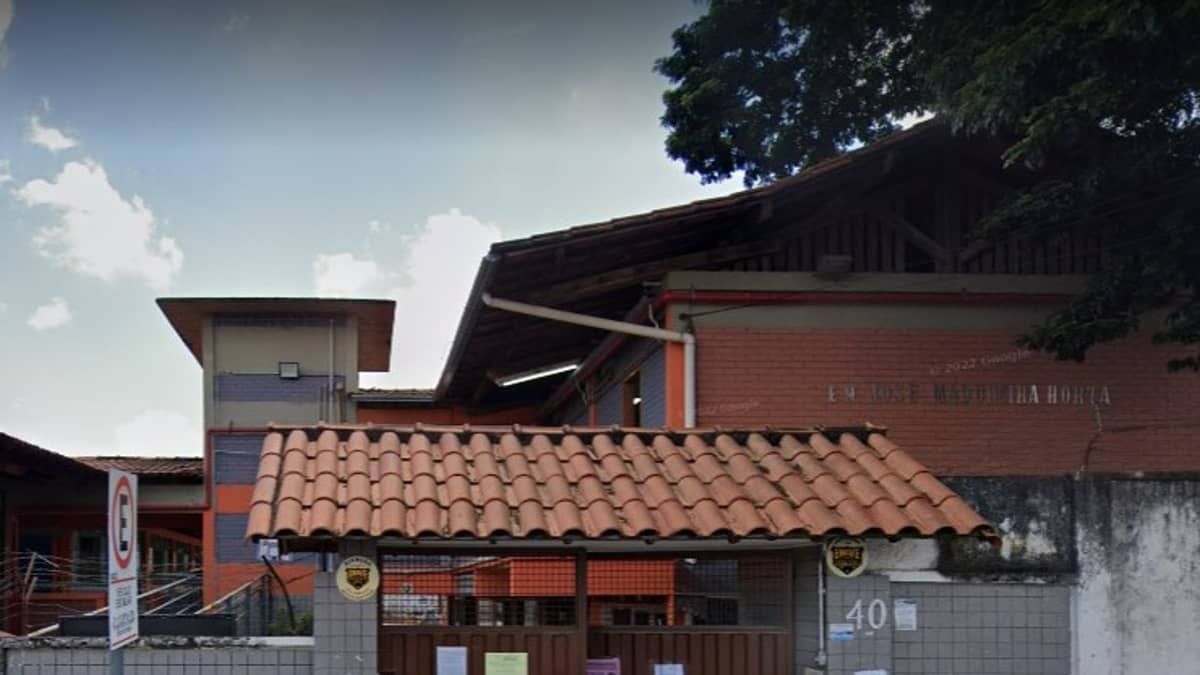 Pais relatam falta de livros e problemas com uniformes em escola de Belo Horizonte 