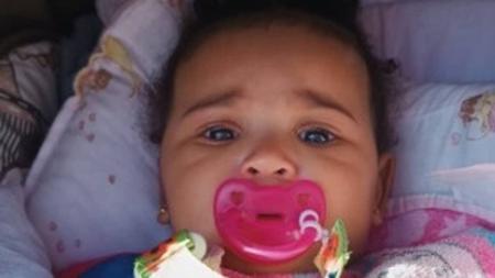 Pais dizem que bebê morreu após cair da cama