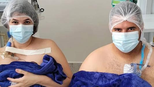 Pais pegaram filhos no colo pela primeira vez