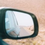 Viu um saco plástico no retrovisor de um carro? Entenda o motivo e por que você deveria fazer o mesmo