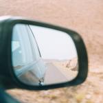 Viu um saco plástico no retrovisor de um carro? Entenda o motivo e por que você deveria fazer o mesmo