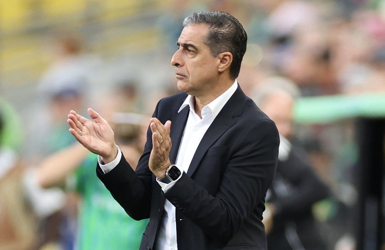 Técnico do Botafogo projeta 'noite perfeita' contra PSG após estreia com vitória