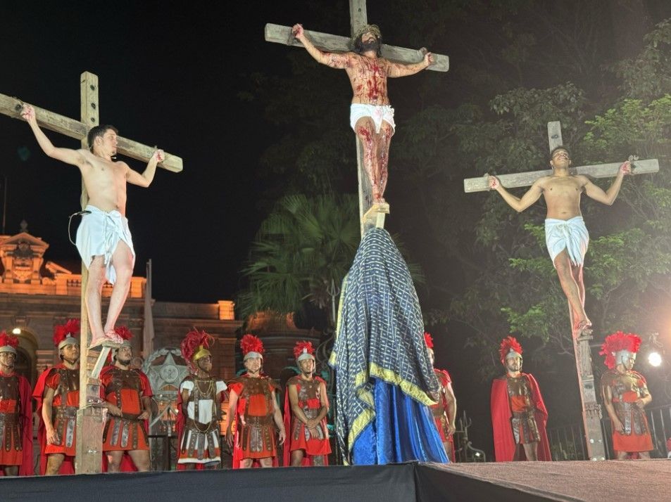 Encenação da Paixão de Cristo na Praça da Liberdade, em BH, emociona fiéis; veja fotos