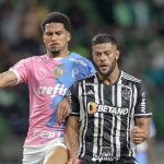 Zagueiro do Palmeiras exalta Hulk e revela desejo de jogar com ex-Cruzeiro