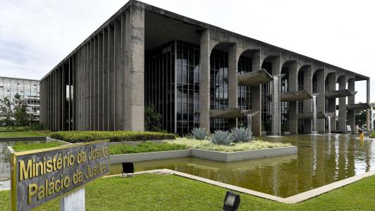 Defensoria pede ao Ministério da Justiça informações sobre novas regras migratórias | CNN Brasil