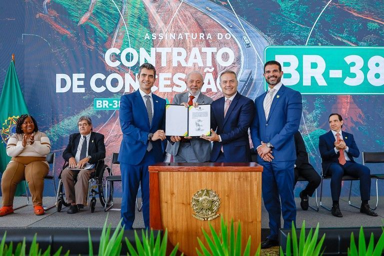 A estratégia de Lula ao assinar o contrato da BR-381 no Palácio do Planalto