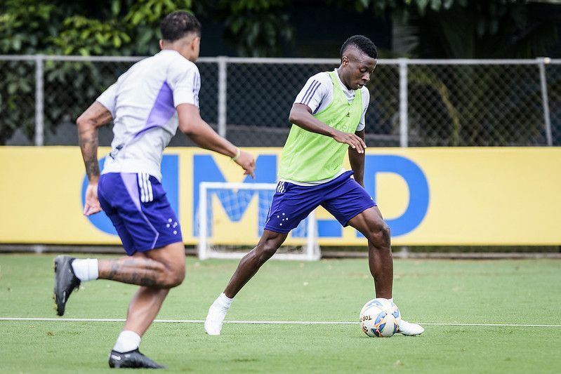 Larcamón confirma Cruzeiro com novidades para estreia do Mineiro; veja o time