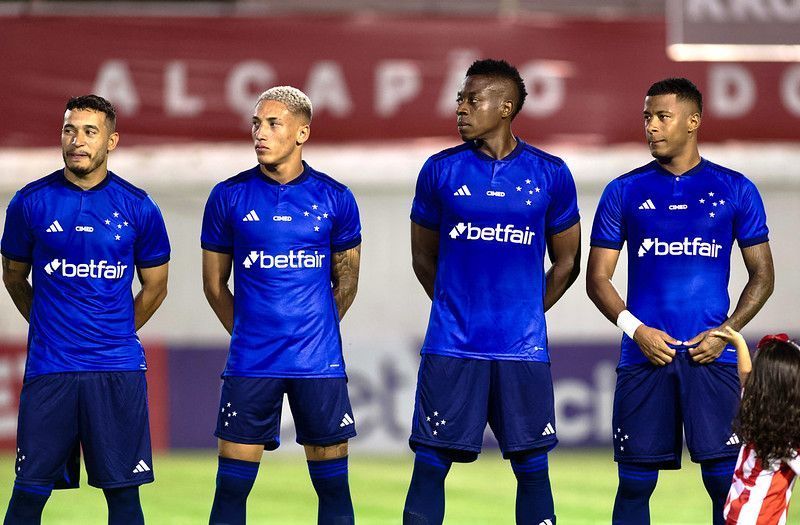 Larcamón sai em defesa de Palacios, titular do Cruzeiro em estreia no Mineiro