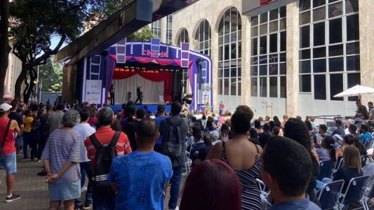Palco Carijós, localizado no trecho fechado da Rua Carijós com Praça Sete