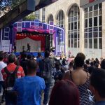 Festival Cine +10: público dispensa horário de almoço para assistir peça de Carlos Nunes