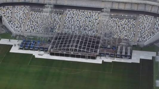 Palco é montado no Setor Norte da Arena MRV