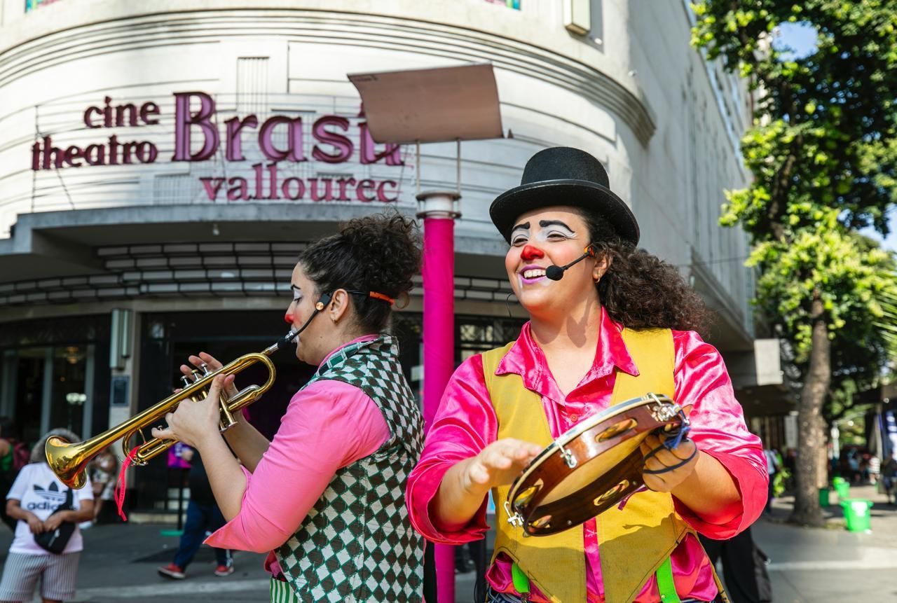 Músicos e estátuas vivas: intervenções marcam início das inscrições para evento voltado a artistas de rua em BH