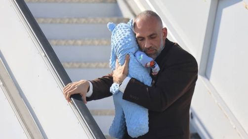 Palestino que deixou Gaza desembarca em Abu Dhabi nesta segunda-feira (27)