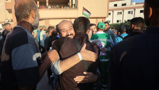 Em cumprimento da primeira fase do acordo de cessar-fogo em Gaza, diversos prisioneiros palestinos foram soltos por Israel nesta segunda-feira (13)