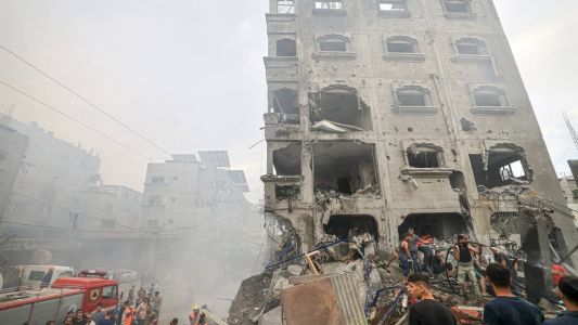 Palestinos procuram sobreviventes em escombros