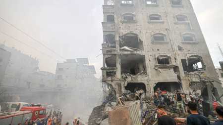 Palestinos procuram sobreviventes em escombros