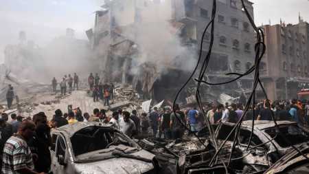 Palestinos procuram por sobreviventes no campo de refugiados de Jabalia, na Faixa de Gaza