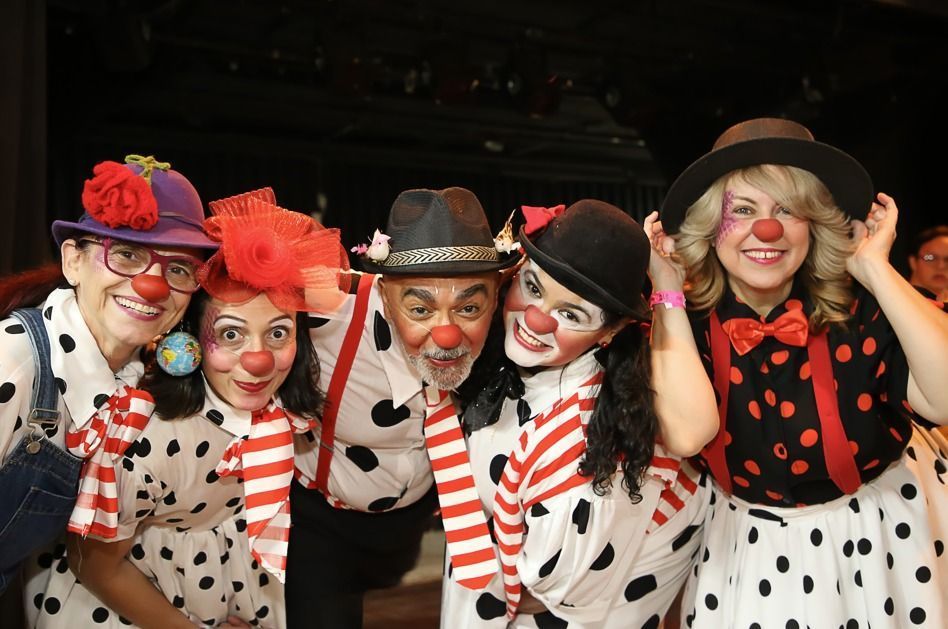 'Viva Praça 7': Grupo Somos e Sociedade do Raso fazem show de música e palhaçaria neste sábado (26)