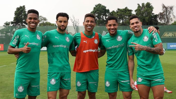 Jogadores do Palmeiras em preparação para jogo com Ceará