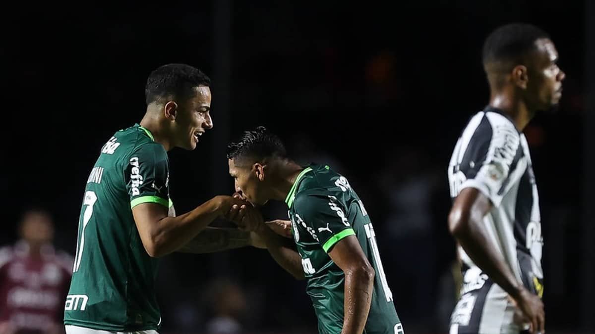Palmeiras vence clássico contra o Santos e aumenta crise do time da Vila Belmiro