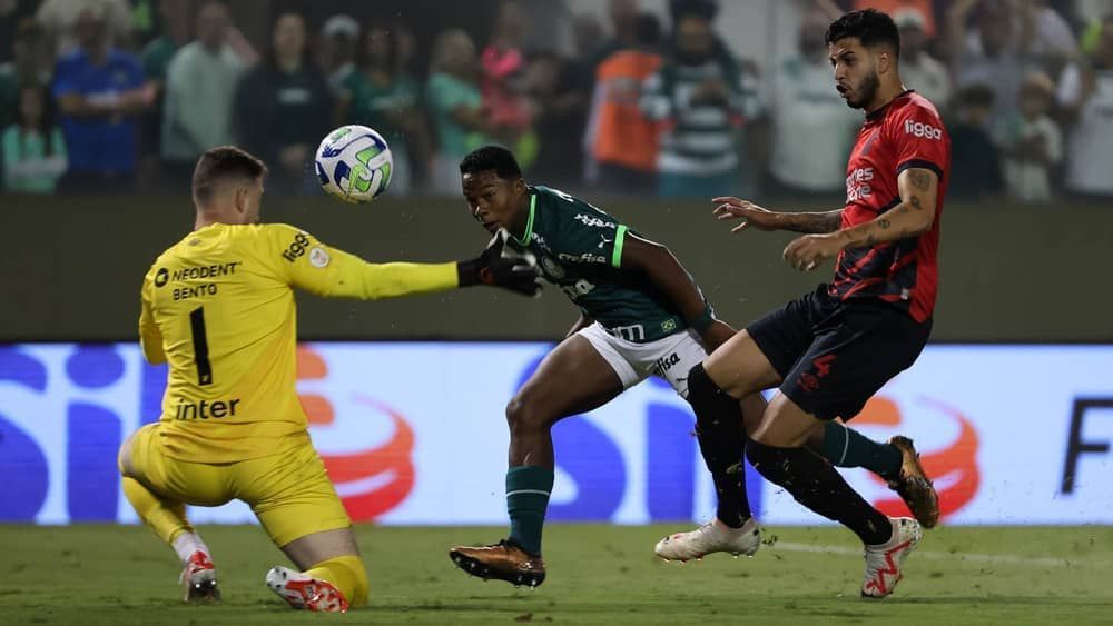 Palmeiras vence Athletico e empata em pontos com Botafogo no Brasileiro