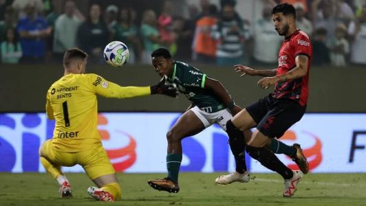 Palmeiras vence Athletico e empata com Botafogo na liderança do Brasileiro