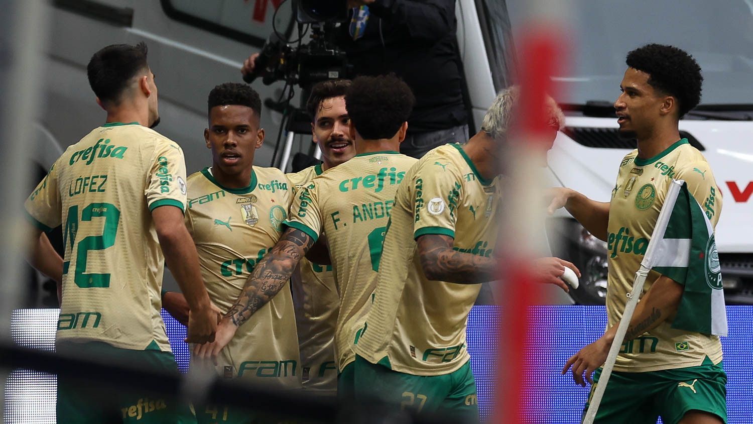 Palmeiras goleia Criciúma e segue na cola do Botafogo no Brasileirão