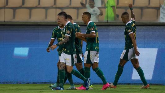 O centroavante Henrique, ex-Palmeiras, está perto de ser contratado pelo Cruzeiro.