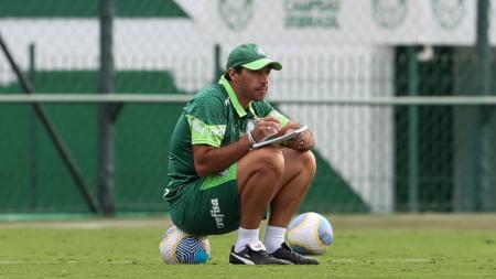 O centroavante Henrique, ex-Palmeiras, está perto de ser contratado pelo Cruzeiro.
