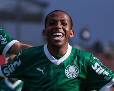 O centroavante Henrique, ex-Palmeiras, está perto de ser contratado pelo Cruzeiro.